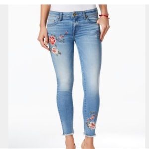 Skinny jeans with floral embroidery